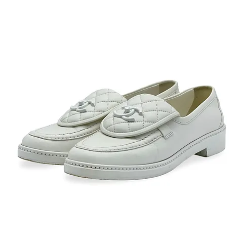 Chanel White Lambskin Quilted CC Turnlock Loafers 38.5 - 1