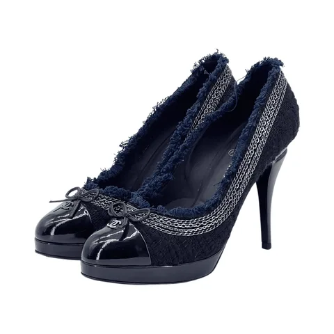 Chanel Navy Blue Tweed Patent Leather Cap Toe CC Logo Chain Embellished Pumps 40
